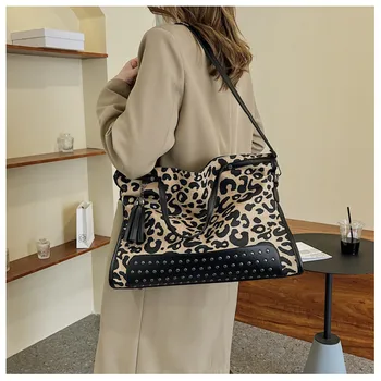 Женские сумки через плечо, леопардовые осенние сумки большой емкости, мотоциклетная сумка с кисточками и ретро-заклепками, роскошные дизайнерские сумки-тоут