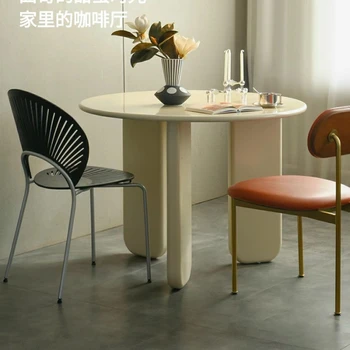 Индивидуальная комбинация круглого обеденного стола и стула в скандинавском стиле для небольшого домашнего использования