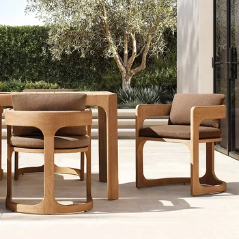 Комбинация деревянного стола и стула на открытом воздухе, обеденный стол и стул в саду виллы во дворе